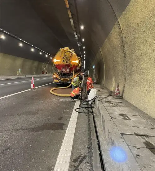 新疆隧道排水渠清淤